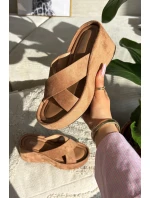 Dámské pantofle na platformě z eko semiše hnědé Calorine