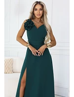 669-1 Romantické maxi šaty s kvetom na ramene a rozparkom - fľaškovo zelené