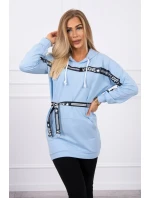 Šaty zdobené modrou stuhou