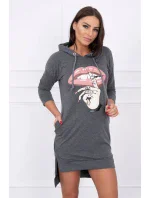 Šaty s dlhším chrbtom a farebnou potlačou grafitovej farby Šaty s dlhším chrbtom a farebnou potlačou grafitovej farby