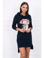 Šaty s dlhším chrbtom a farebnou potlačou v tmavo modrej farbe