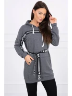 Šaty zdobené páskou grafitovej farby