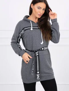 Šaty zdobené páskou grafitovej farby