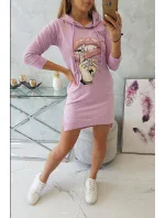 Šaty s dlhším chrbtom a farebnou potlačou fialovej farby