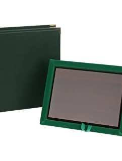 Puzdro so zeleným podkladom