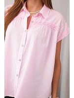 Dámska bavlnená košeľová blúzka s čipkou a krátkymi rukávmi candy pink Dámska bavlnená košeľová blúzka s čipkou a krátkymi rukávmi candy pink