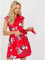 Červené splývavé koktailové šaty s kvetmi