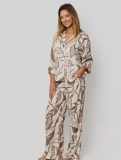 Luna si rozopla pyžamo.