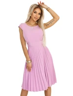 311-18 LILA Klasické plisované šaty s krátkymi rukávmi a opaskom - WRZOSH
