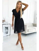 424-4 Šifónové plisované šaty s výstrihom a volánmi - ČIERNE