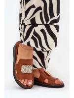 Klapki Damskie Na Koturnie Eko Skórzane Z Ozdobą Brązowe Sarela