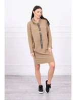 Ťavie šaty s kravatou