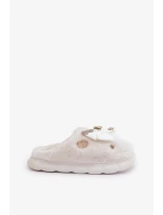Papuče z umelej kožušiny s mašľou a brošňami White Annalira Papuče z umelej kožušiny s mašľou a brošňami White Annalira