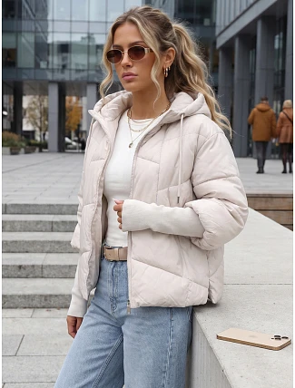 Krátka dámska prešívaná bunda s kapucňou, svetlosivá, FashionStreet TY5765 Krátka dámska prešívaná bunda s kapucňou, svetlosivá, FashionStreet TY5765
