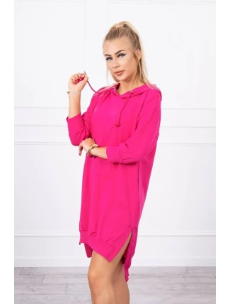 Šaty s kapucňou a dlhším chrbtom fuchsiovej farby