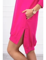 Šaty s kapucňou a dlhším chrbtom fuchsiovej farby