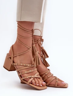 Wiązane Sandały Na Niskim Obcasie Ozdobione Ćwiekami Camel Chrisele