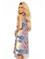Dámske trapézové šaty s farebným vzorom a výstrihom 377-3