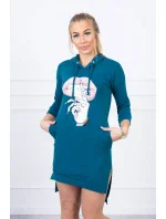 Šaty s dlhším chrbtom a farebnou potlačou marine