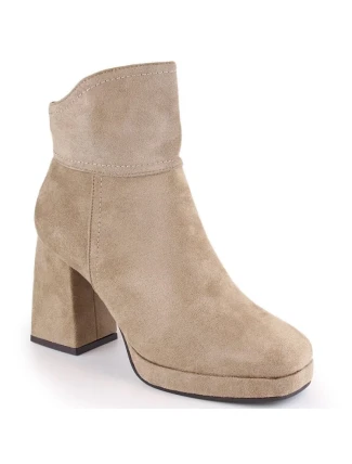 Dámske zateplené semišové čižmy na podpätku W SAN24B béžové - M.Daszynski Dámske zateplené semišové čižmy na podpätku W SAN24B béžové - M.Daszynski