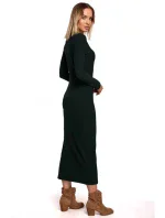 Dámske šaty s rázporkom na boku M544 Tmavo zelená - MOE Dámske šaty s rázporkom na boku M544 Tmavo zelená - MOE