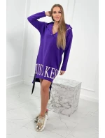 Tmavo fialové šaty s kapucňou a potlačou