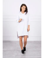 Šaty s kapucňou a dlhším chrbtom biele