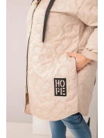 Dámska prešívaná bunda s kapucňou a nápisom HOPE v tmavobéžovej farbe Dámska prešívaná bunda s kapucňou a nápisom HOPE v tmavobéžovej farbe