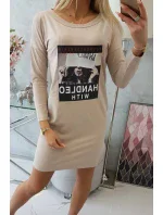 Rukoväť s béžovými šatami s potlačou