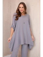 Súprava blúzka + nohavice s príveskom 27943 sivá - Koucla Súprava blúzka + nohavice s príveskom 27943 sivá - Koucla