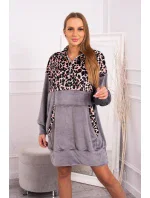 Velúrové šaty s leopardím vzorom šedej farby