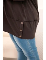 Dámska blúzka v nadmernej veľkosti z bavlny s ozdobnými gombíkmi a vyhrnutými rukávmi hnedej farby Dámska blúzka v nadmernej veľkosti z bavlny s ozdobnými gombíkmi a vyhrnutými rukávmi hnedej farby