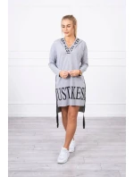 Šedé šaty s kapucňou a potlačou