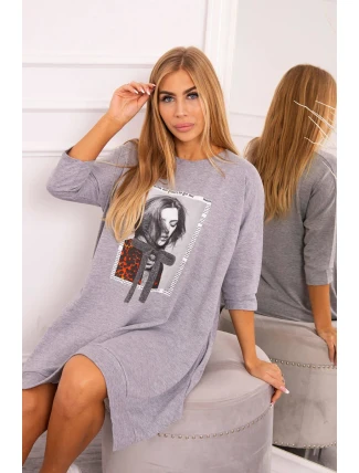 Šaty s potlačou a rozšírenou spodnou časťou šedej