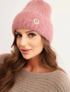 Dámska zimná čiapka z nadýchanej pleteniny a s elegantným gombíkom tmavoružovej farby