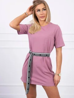 Šaty s ozdobným pásikom tmavo ružové