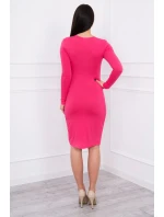 Priliehavé šaty s prestrihom pod prsiami fuchsiová