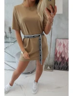 Šaty s ozdobným pásikom camel