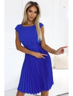 311-16 LILA Plisované šaty s krátkymi rukávmi a opaskom - CHABROW