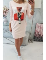 Pozoruhodné púdrovo ružové šaty s 3D grafikou