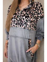 Velúrové šaty s leopardím vzorom šedej farby