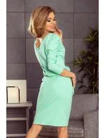 Dámske teplákové šaty v mätovej farbe s výstrihom na chrbte model 5917732 Dámske teplákové šaty v mätovej farbe s výstrihom na chrbte model 5917732