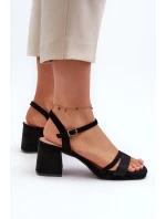 Dámske sandále na vysokom podpätku s lesklým remienkom čierne Tessata