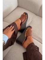 Dámské nazouváky na platformě se zlatými přezkami camel Arionne