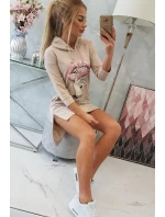 Šaty s dlhším chrbtom a farebnou potlačou béžovej farby