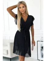424-4 Šifónové plisované šaty s výstrihom a volánmi - ČIERNE