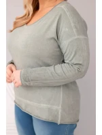 Dámska blúzka nadrozmernej veľkosti s výstrihom do V a dlhším zadným dielom v khaki farbe