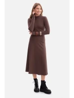 B299 Rebrované midi šaty s asymetrickým pásom - hnedé