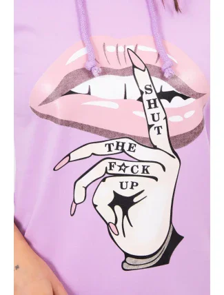 Šaty s dlhším chrbtom a farebnou potlačou fialovej farby