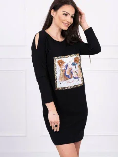 Šaty s 3D grafikou a ozdobnými volánikmi čiernej farby